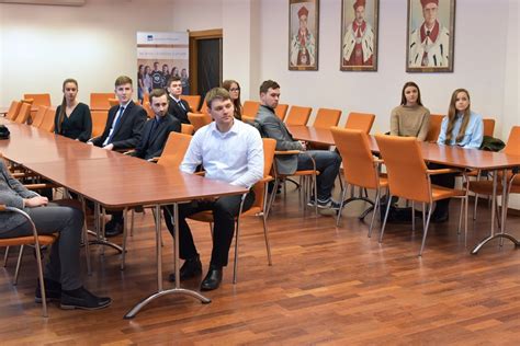 zdjęcie przedstawiające wręczenie dyplomów uznania jednostkom KSRG