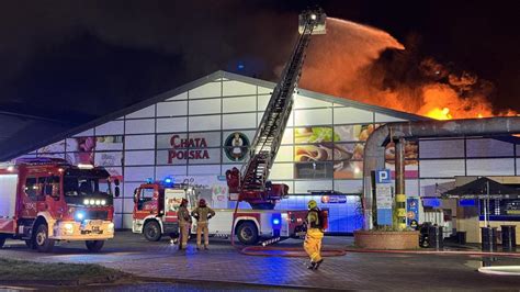 Strażacy podczas akcji gaśniczej w galerii handlowej w Poznaniu
