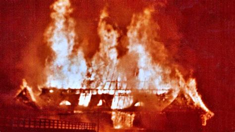 zdjęcie płonącego zajazdu 