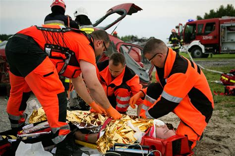 Scenariusz szkolenia z Kwalifikowanej Pierwszej Pomocy, ratownicy udzielający pomocy poszkodowanemu