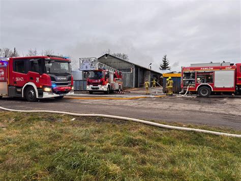 zdjęcie opuszczonej hali po pożarze, z widocznym zniszczeniem