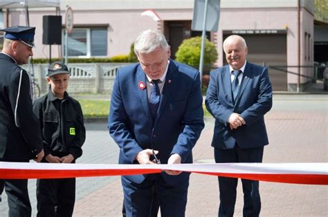 Przecięcie wstęgi podczas otwarcia odnowionej remizy OSP