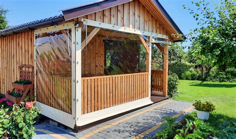 fotograficzne przedstawienie spalonej altany na ogródkach działkowych