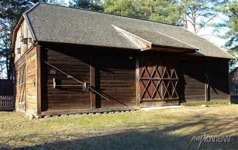 drewniana stodoła w płomieniach