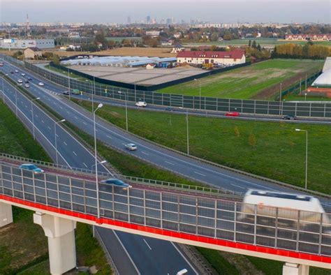 Zdjęcie spalonego samochodu osobowego na autostradzie S8 przy węźle Konotopa