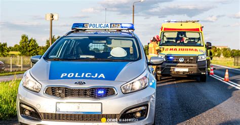 Zapalony samochód na poboczu autostrady