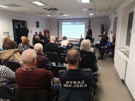 Policjanci i mieszkańcy podczas debaty społecznej na temat bezpieczeństwa