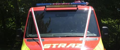 Zdjęcie nowego pojazdu ratowniczo-gaśniczego IVECO DAILY przed remizą OSP