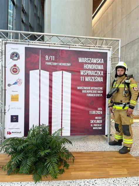 Zdjęcie strażaka OSP w pełnym umundurowaniu ochronnym z ekwipunkiem