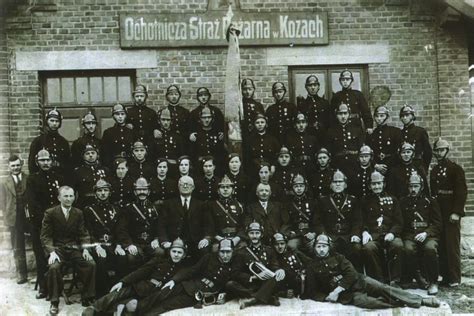 Zdjęcie żeńskiego oddziału samarytańsko-pożarniczego OSP w Świeciu z lat 30. XX wieku