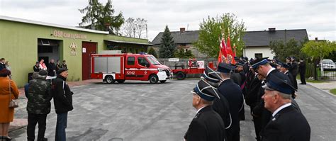 zdjęcie z uroczystości poświęcenia lekkiego samochodu OSP Lipie, z gośćmi i strażakami