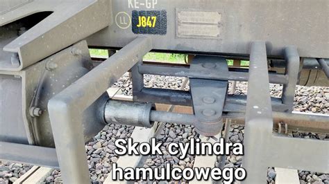 zdjęcie pogorzeliska kolejowego, widoczne zwęglone fragmenty wagonów