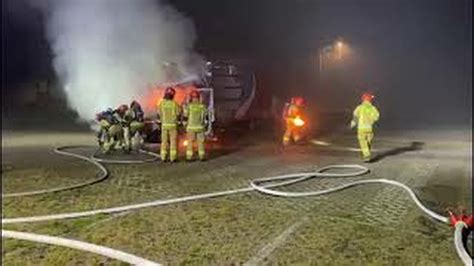strażacy gaszą płonący samochód w Łodzi
