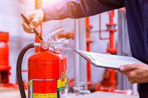 zdjęcie technika wykonującego przegląd systemu przeciwpożarowego