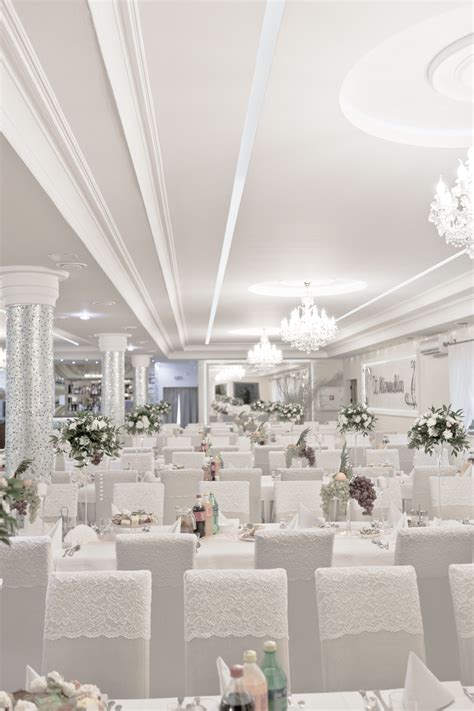 Elegancko udekorowana sala weselna z gośćmi