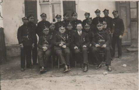 Archiwalne zdjęcie członków OSP Chojno przed lokalną gospodą z 1933 roku