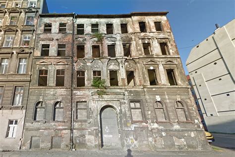 zdjęcie kamienicy we Wrocławiu z widocznymi śladami pożaru