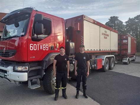 Polscy strażacy z agregatami prądotwórczymi na Słowenii