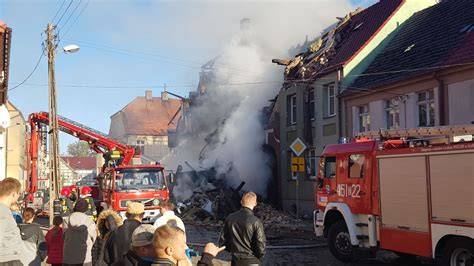 Zniszczona kamienica po wybuchu gazu i pożarze w Mieszkowicach