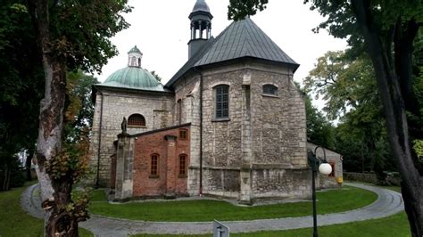 historyczny kościół pw. św. Wojciecha w Sadkach przed pożarem