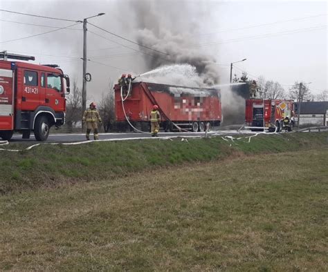 fotografia bazy transportowej po pożarze, zniszczone ciężarówki