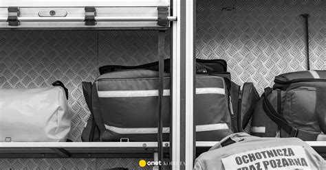 Kobieta strażak w pełnym umundurowaniu podczas akcji ratowniczej