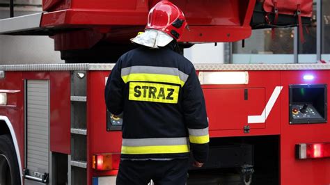 Zdjęcie przedstawiające kobietę strażak podczas ćwiczeń sprawnościowych