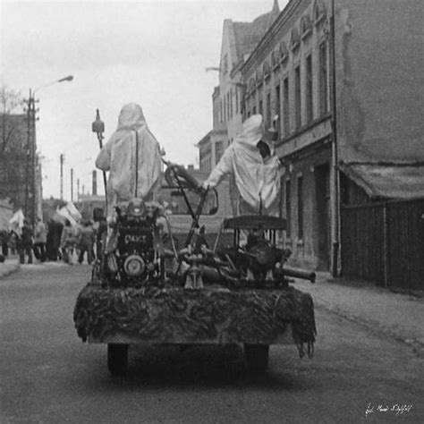 Stare zdjęcie strażackiego samochodu z autopompą z 1918 roku