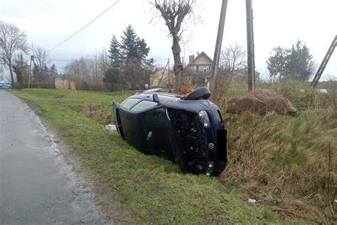 zdjęcie spalonego samochodu Mitsubishi Colt w rowie