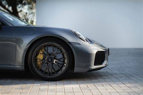 zdjęcie spalonych luksusowych aut Infiniti i Porsche w Raciążu