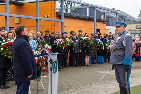 Zgromadzenie druhów OSP Tarnowskie Góry podczas uroczystości jubileuszowych