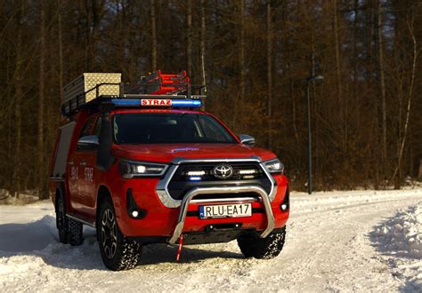zdjęcie lekkiego samochodu ratowniczo-gaśniczego Toyota Hilux w barwach OSP Horyniec-Zdrój