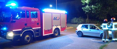 zdjęcie płonącego samochodu, akcja straży pożarnej