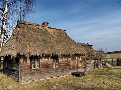 scena z pożaru Poniatowej 1967, płonące drewniane domy ze strzechą, ludzie ratujący dobytek