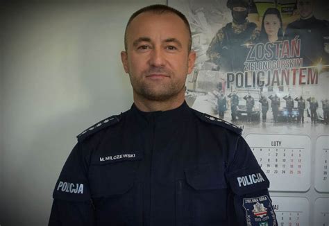 Policjant i strażak niosący starszą kobietę z zadymionego mieszkania