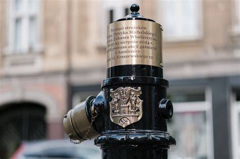 hydrant i tablica pamiątkowa ku czci strażaków na ulicy Kraszewskiego