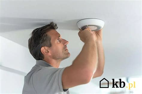 zdjęcie czujnika dymu zamontowanego na suficie