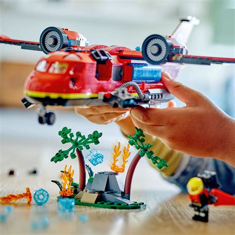 Zestaw LEGO Technic Samolot Strażacki, z widocznymi realistycznymi funkcjami