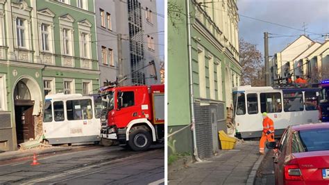 Widok ogólny na kamienicę przy ulicy Małkowskiego w Szczecinie, objętą akcją gaśniczą