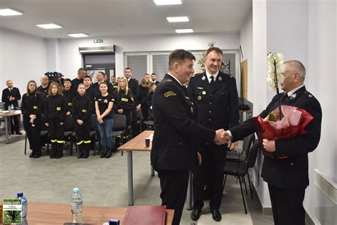 Zdjęcie przedstawiające zebranie zarządu OSP lub prezesa OSP przemawiającego do członków