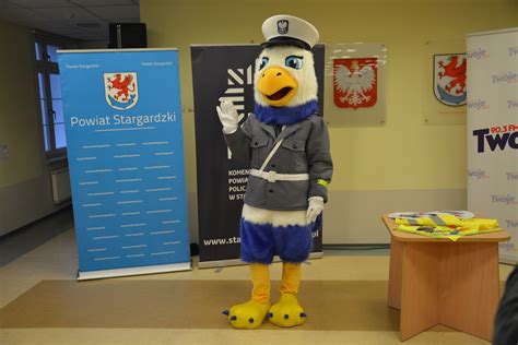 Orzeł Komisarz Inek - maskotka stargardzkiej policji promująca bezpieczeństwo