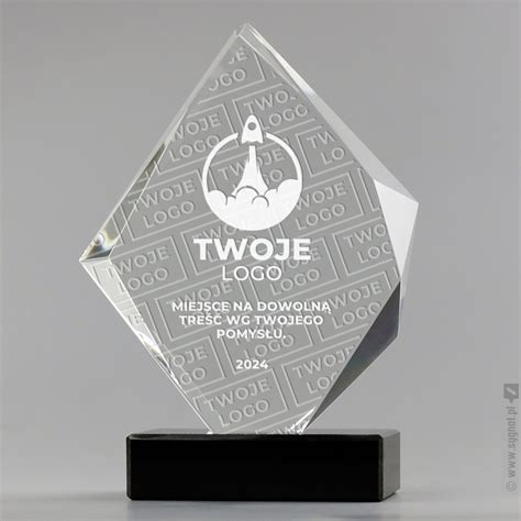 grawerowana statuetka z motywem hełmu strażackiego