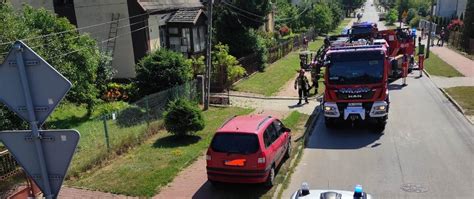 Zdjęcie przedstawiające akcję gaśniczą straży pożarnej w budynku mieszkalnym