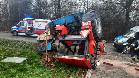 Zdjęcie spalonego ciągnika w przydrożnym rowie