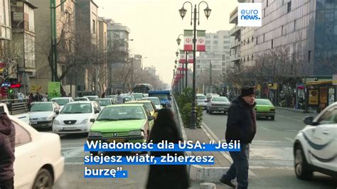 Tłum demonstrujący przed ambasadą USA w Teheranie w 1979 roku