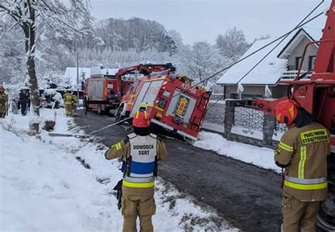 Wóz strażacki na miejscu zdarzenia pożarowego