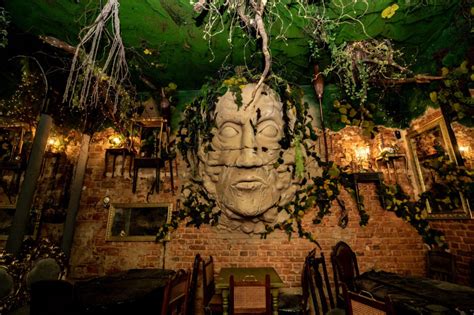 wnętrze kawiarni Alahamora - Gildia Czarodziejów przed pożarem