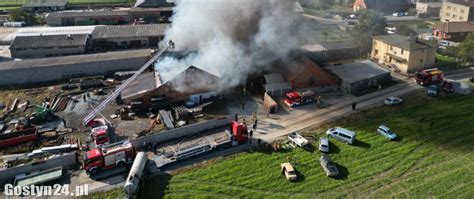 zdjęcie dymiącego budynku przemysłowego