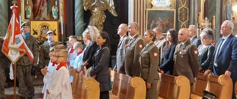 Zdjęcie przedstawiające gości honorowych i władze podczas uroczystości