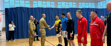 Strażacy z medalami i odznaczeniami podczas ceremonii wręczenia nagród